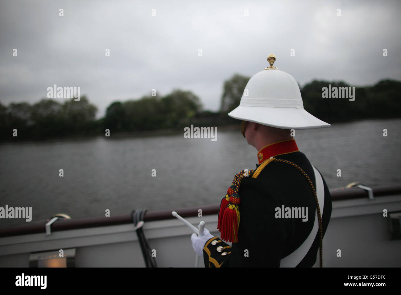 La bande des Royal Marines attend pour se produire pendant le Diamond Jubilee River Pageant sur la Tamise, Londres. Banque D'Images