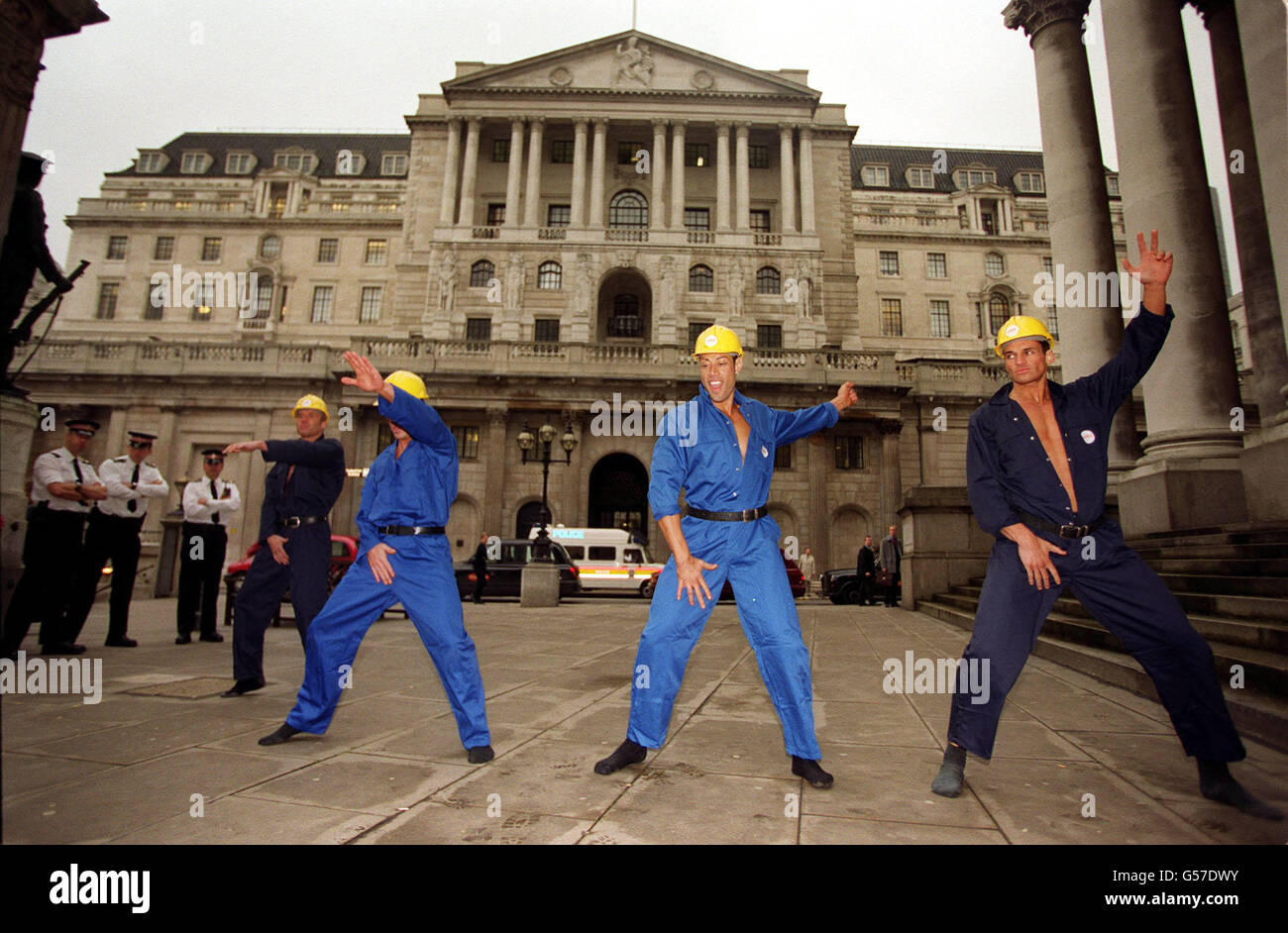 Limogé ouvriers municipaux ouvriers ouvriers ouvriers ouvriers ouvriers de fabrication (L-R) Lee Kindon de Wigan, Michael Stratton de Nottingham, Prince Green de Manchester et Owen Charles de Sheffield faisant une manifestation de style "Full-Monty" sur les marches de la Banque d'Angleterre. * Londres, dans le cadre d'une campagne de l'Union pour forcer une baisse du niveau des taux d'intérêt - exhortant la Banque à 'obtenir 'em down'. Banque D'Images