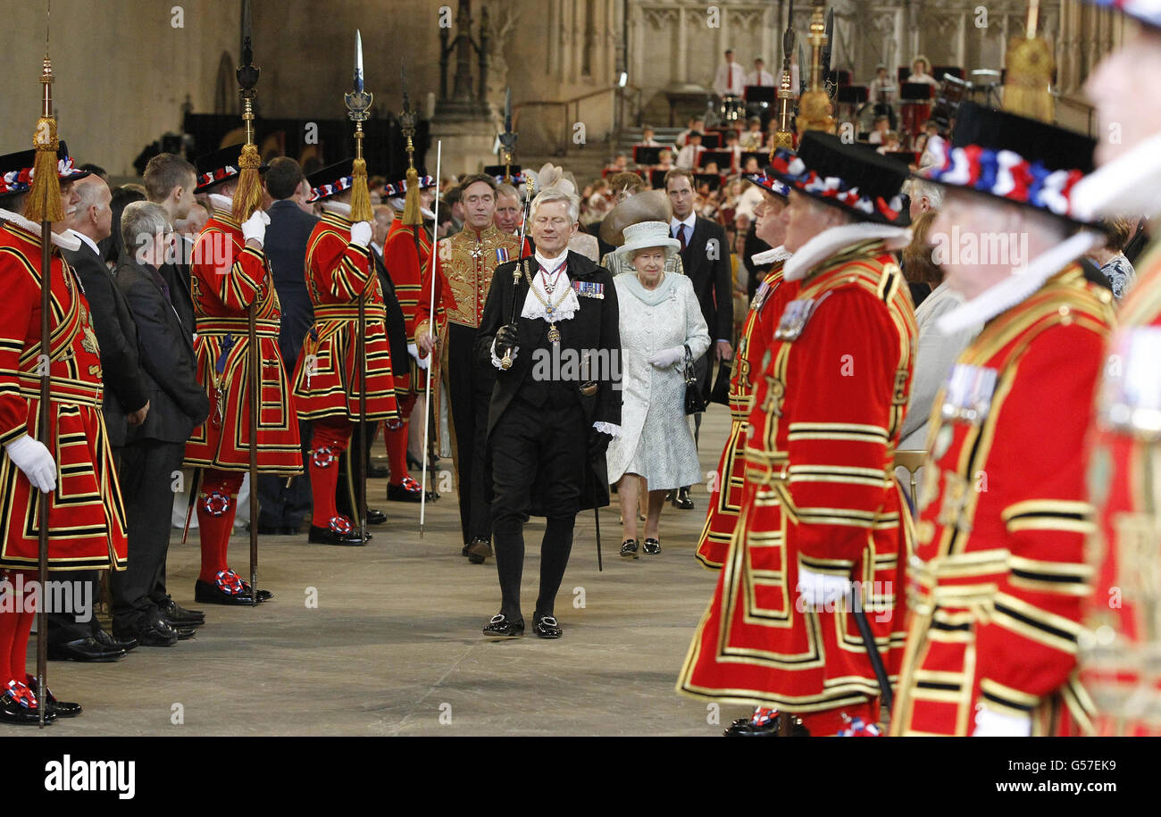 La reine Elizabeth II quitte le Westminster Hall après un déjeuner du Jubilé de diamant donné pour la reine par les compagnies de la ville de Londres. Banque D'Images