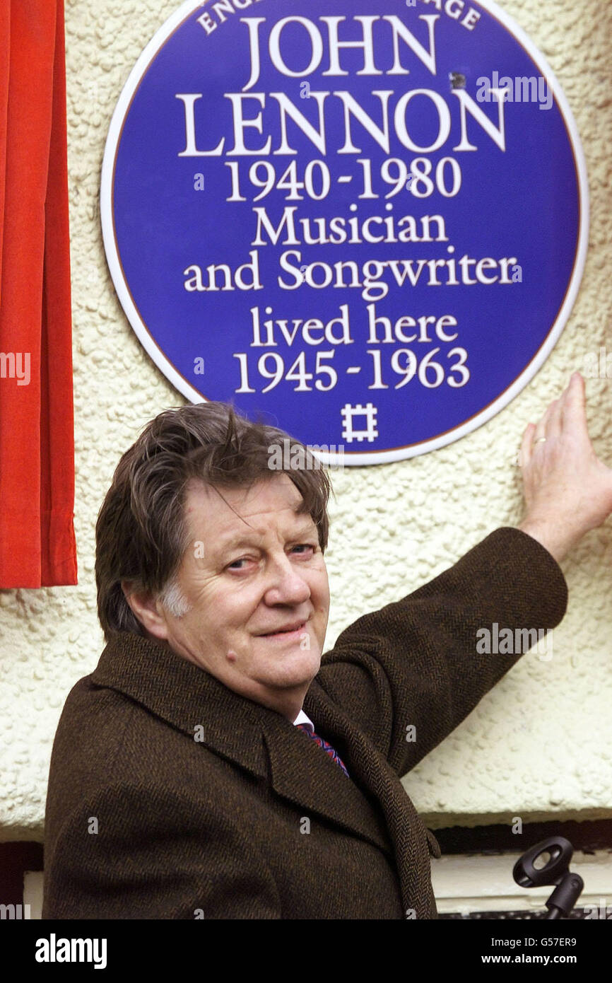 Le cousin de Beatle John Lennon, Stanley Parkes, dévoile une plaque bleue du patrimoine anglais, la première à commémorer le musicien britannique, dans sa maison d'enfance à Liverpool. La plaque a été dévoilée à l'occasion du 20e anniversaire du meurtre de Lennon. Banque D'Images