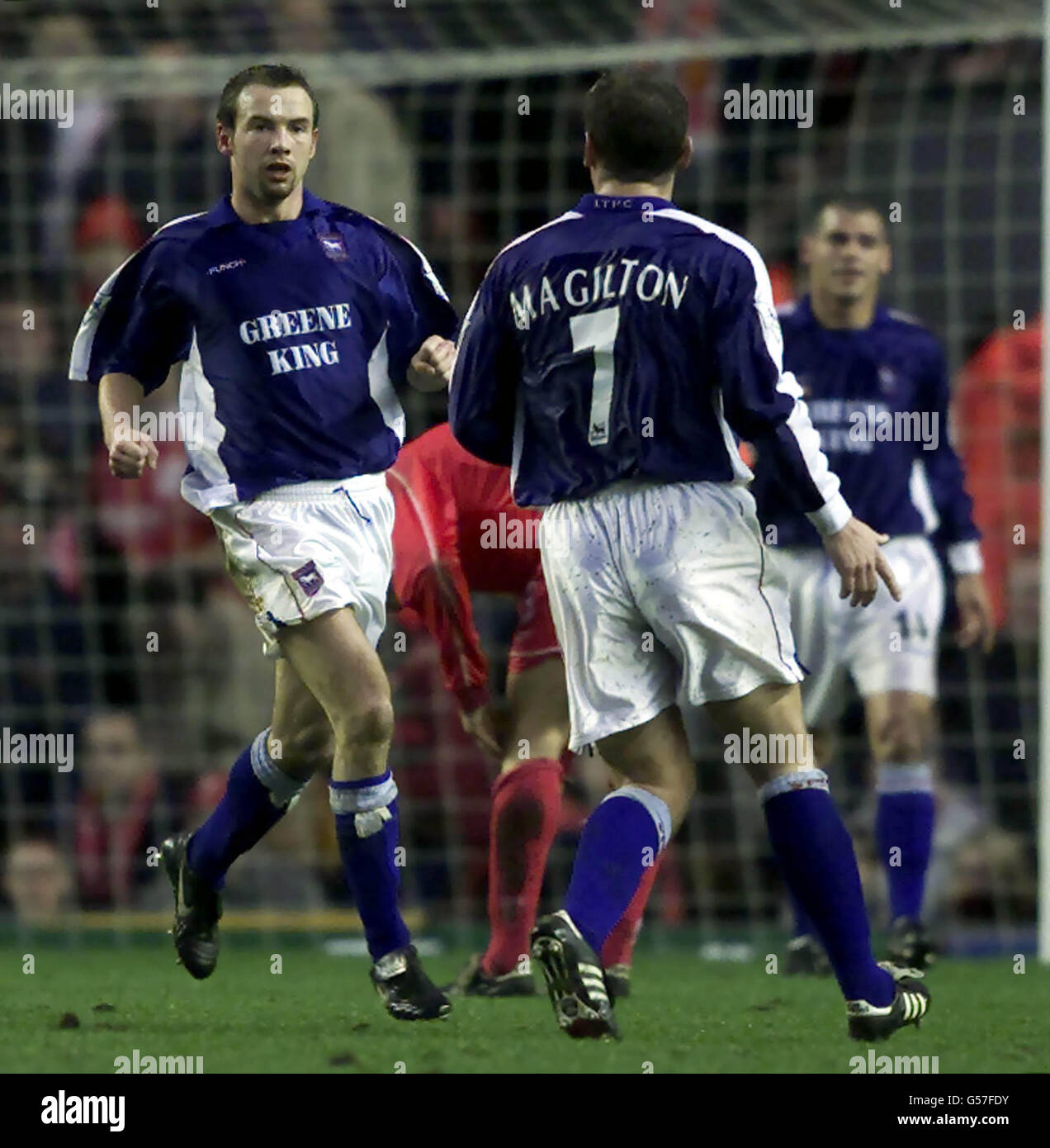 Marcus Stewart (L) d'Ipswich Town célèbre son score avec Jim Magilton, coéquipier, lors de son match FA Premiership à Anfield. Score final: Liverpool 0 Ipswich Town 1. Banque D'Images