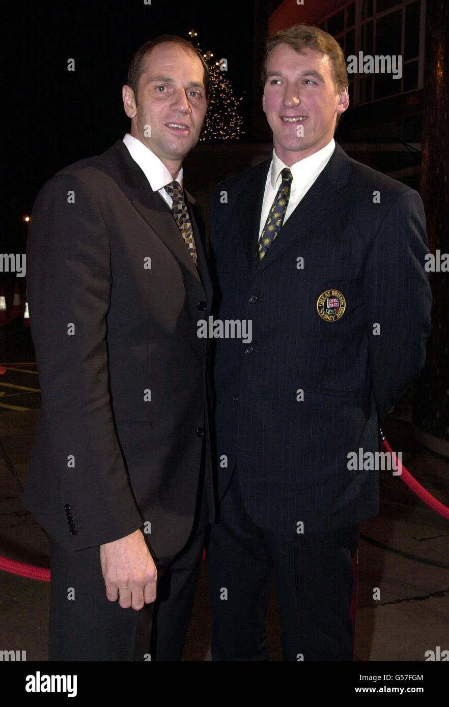 Steve Redgrave (à gauche) et Matthew Pinsent, champions olympiques, arrivent au Centre de télévision de la BBC à Londres pour la cérémonie de remise des prix de la personnalité sportive de l'année 2000 de la BBC. Banque D'Images