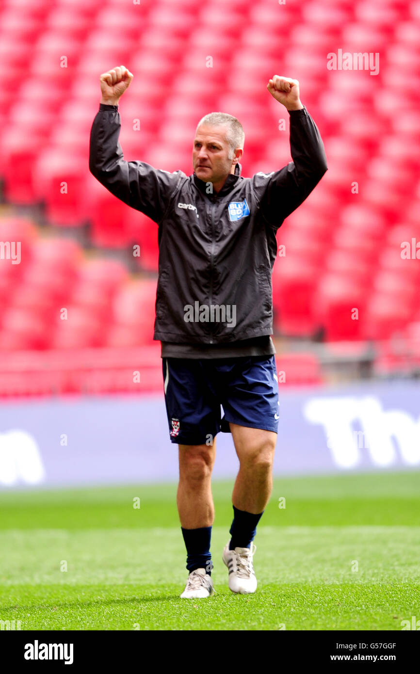 Gary Mills, directeur de York City, célèbre la victoire du FA Carlsberg Trophée Banque D'Images