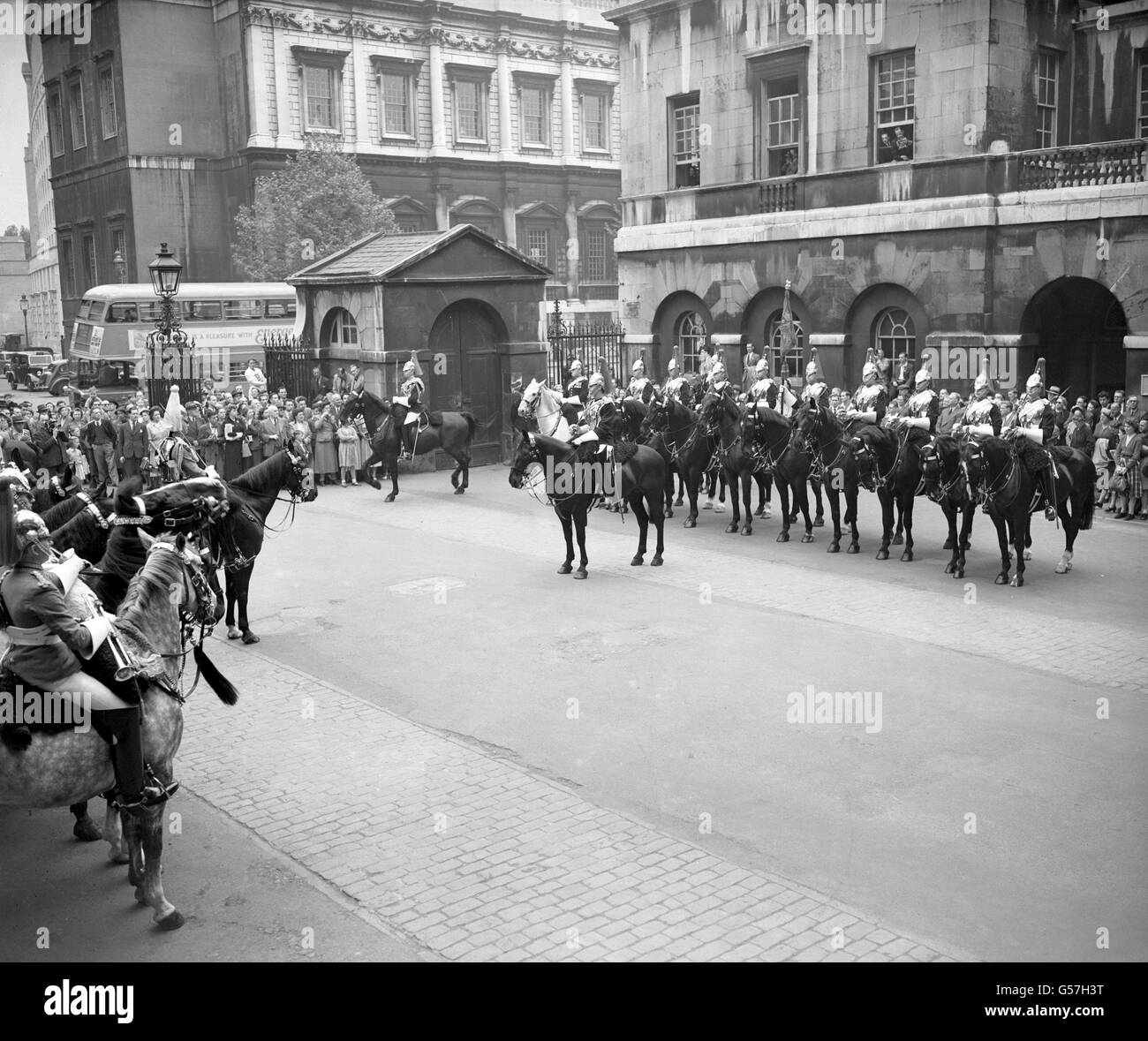 La garde longue des Royal Horse Guards y passe Pour reprendre les protections de sécurité (à gauche) Banque D'Images