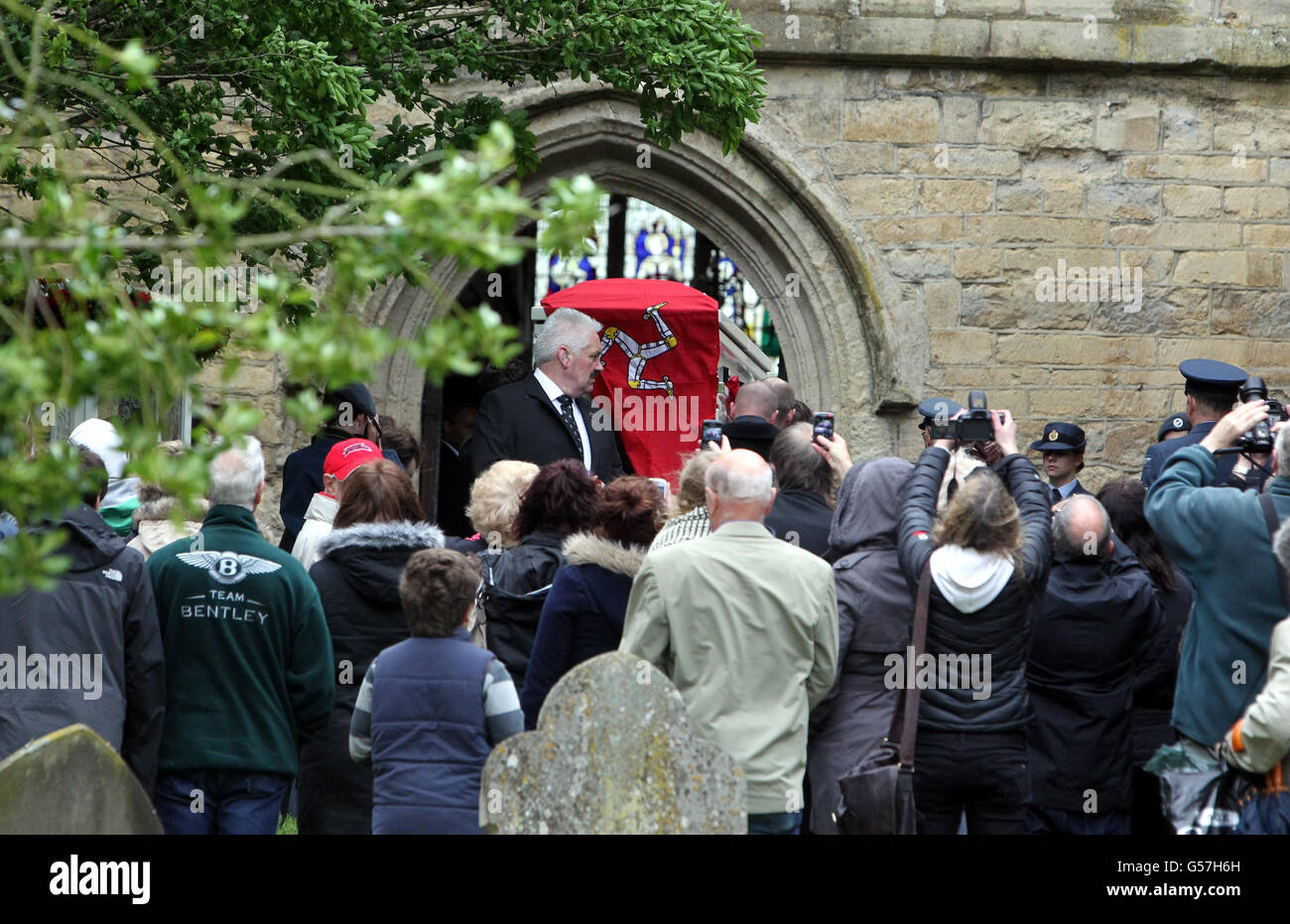 Le cercueil de Bee Gee Robin Gibb est apporté à l'église St Mary à Thame, Oxfordshire pour ses funérailles. Banque D'Images