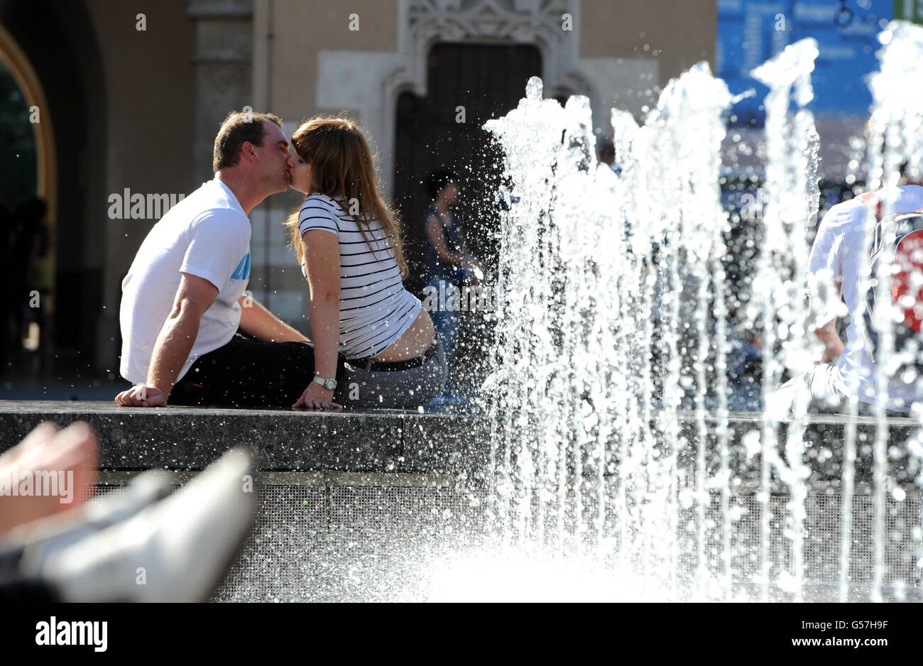 Les gens apprécient le temps chaud à Cracovie, Polandas Euro 2012 se met en route. Banque D'Images