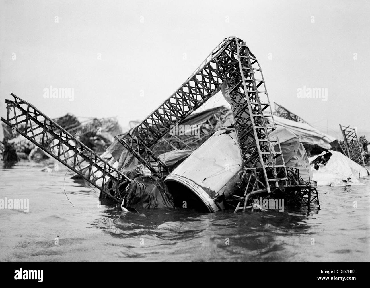 La scène de la catastrophe du navire. Masse de l'épave embâillée de la R38 (également connue sous le nom de ZRII) à voir à marée basse dans l'estuaire de Humber. 27 Britanniques et 16 Américains ont été tués lorsque le navire a explosé lors d'un vol d'essai au-dessus de Hull le 24 août 1921. Banque D'Images
