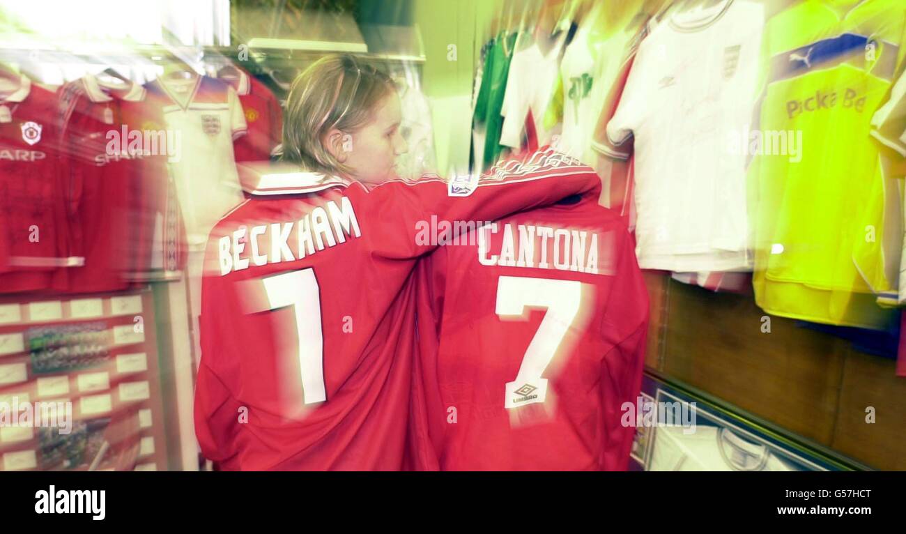 Laura Brownlow, employée de Bonhams et Brooks, porte un maillot de finale David Beckham de 1999 tasses, tout en regardant de plus près le maillot de son ancien coéquipier Eric Cantona à la maison de vente aux enchères de Londres.* plus de 700 beaucoup de souvenirs de football sont à venir sous le marteau. Banque D'Images