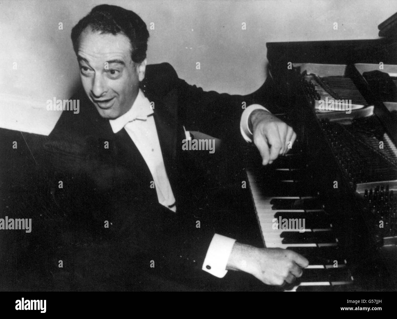 Victor Borge le pianiste prodigieux qui a mélangé la comédie subtile avec sa musique. Victor Borge, le pianiste wacky dont l'approche fantaisiste des classiques lui a valu le surnom de « prince clown du Danemark », est décédé à l'âge de 91 ans. * il est mort à la maison dans son sommeil, a déclaré son directeur de longue date, Bernard Gurtman, de Greenwich, Connecticut, Etats-Unis. Borge venait de rentrer de Copenhague, la ville de sa naissance, et était enthousiaste à l'idée de passer Noël avec sa famille, a déclaré Gurtman. Il aurait eu 92 ans le 3 janvier. Banque D'Images