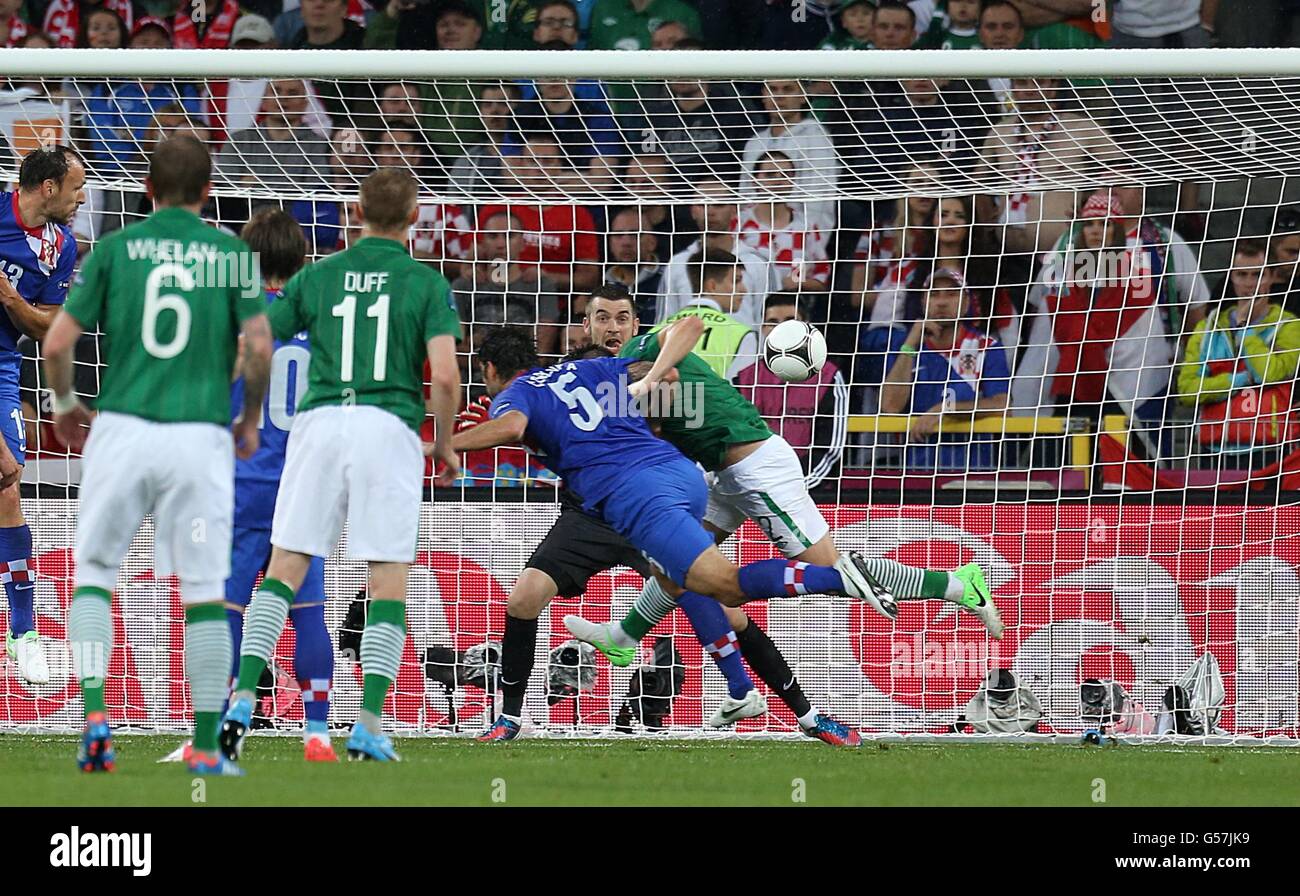 Sean St. Ledger, de la République d'Irlande, marque le premier but du match de son côté Banque D'Images