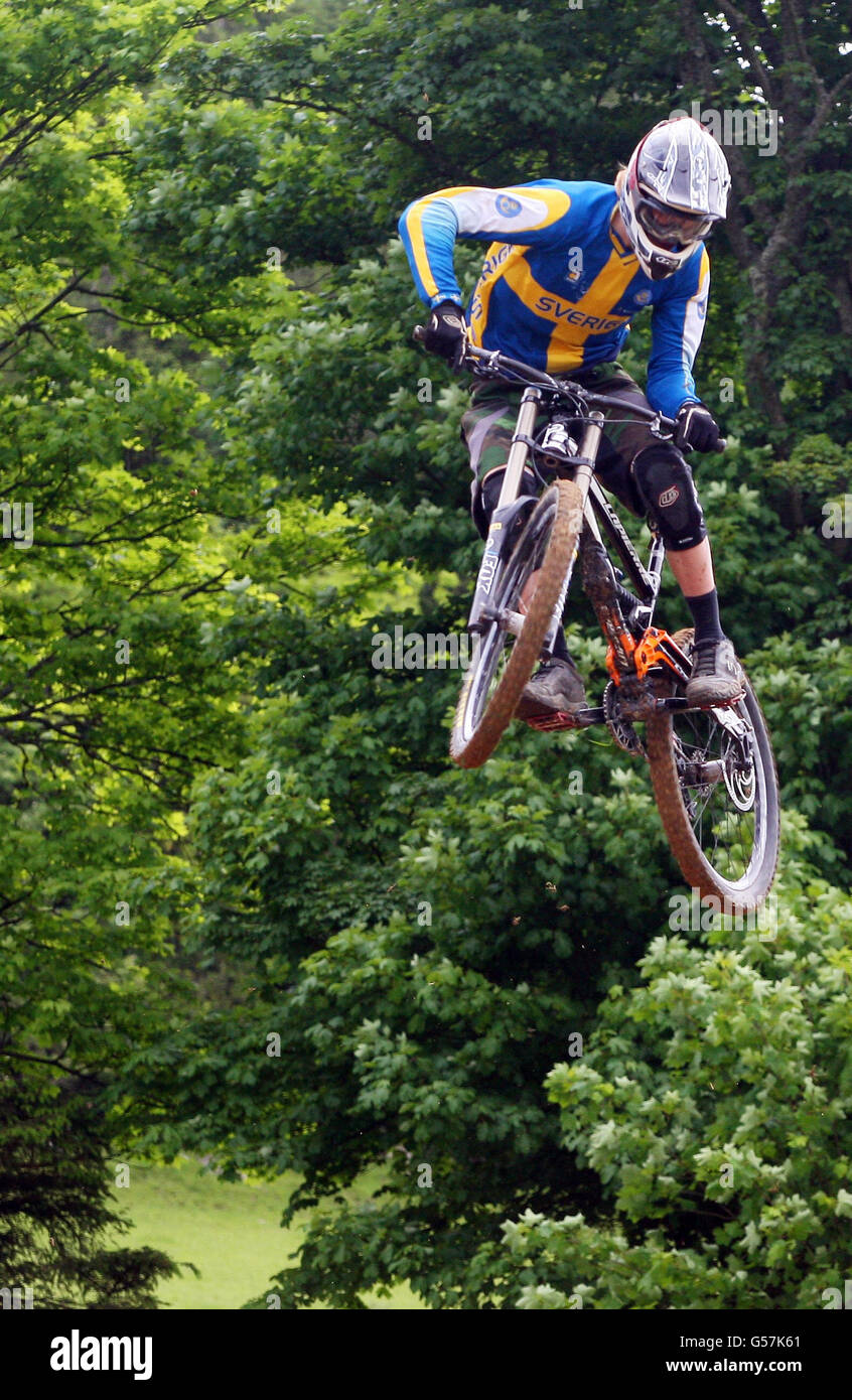 Les pilotes en formation comme préparation finale sont faits pour le début de la coupe d'Europe de descente IXS, qui se déroule du 14 au 17 juin à Innerleithen, frontières écossaises. Banque D'Images