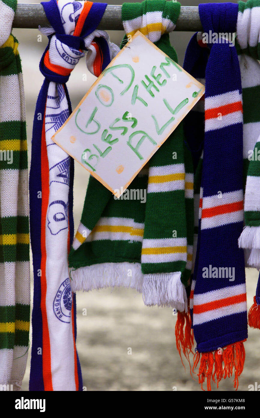 Les fans des clubs de football Celtic et Rangers laissent des marques de respect à un service commémoratif pour marquer le 30ème anniversaire de la catastrophe du stade Ibrox qui a coûté la vie à 66 personnes. * l'écrasement s'est produit sur les terrasses à la fin d'un match des Rangers contre le Celtic le 2 janvier 1971. Banque D'Images