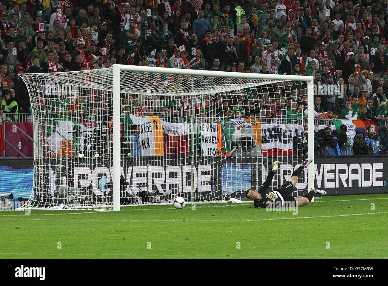 David Silva d'Espagne (pas en photo) Marque le deuxième but de son équipe en tant que gardien de but de la République d'Irlande Shay a donné des tentatives pour arrêter la balle dans le net Banque D'Images