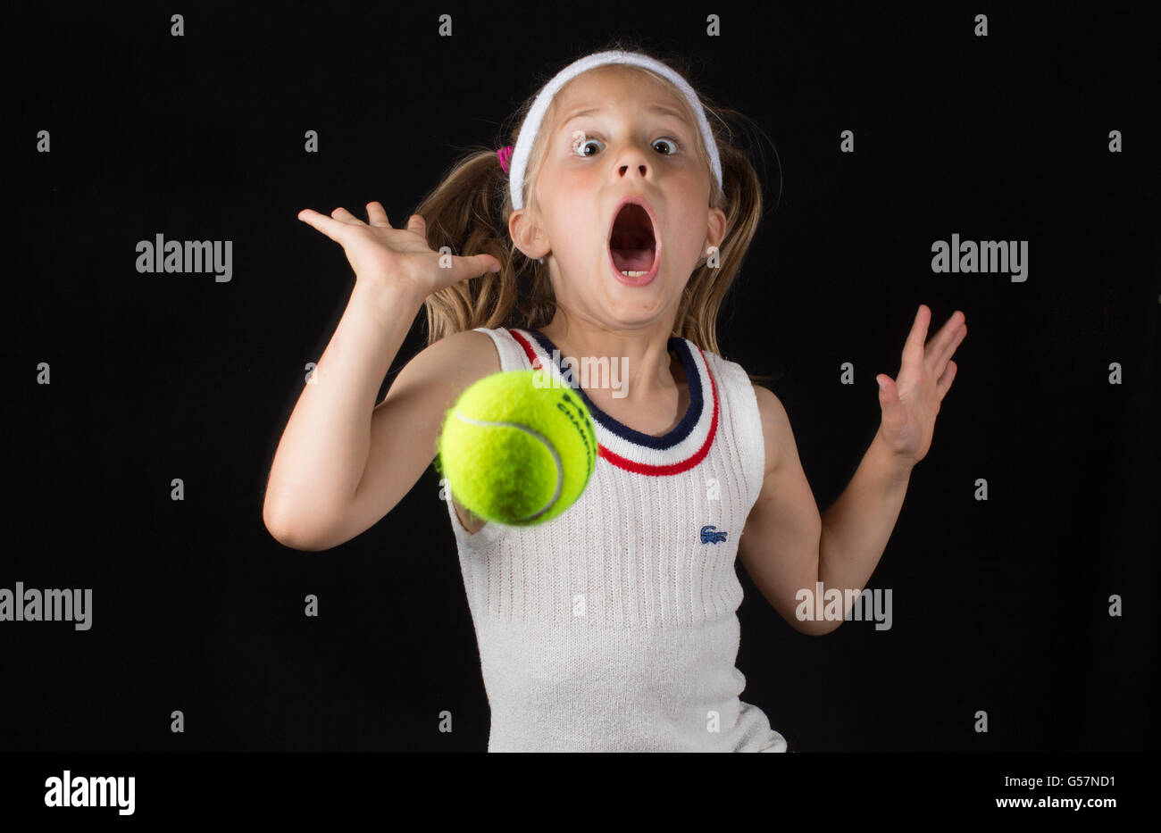 Portrait humoristique d'une jeune fille jouant au tennis Banque D'Images
