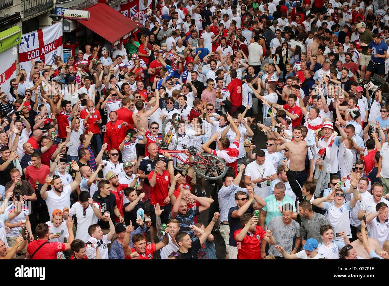 Des fans de l'Angleterre à la Place Jean Jaures, Saint-Etienne, l'avant de l'équipe Euro 2016 match contre la Slovaquie dans la ville ce soir. Banque D'Images