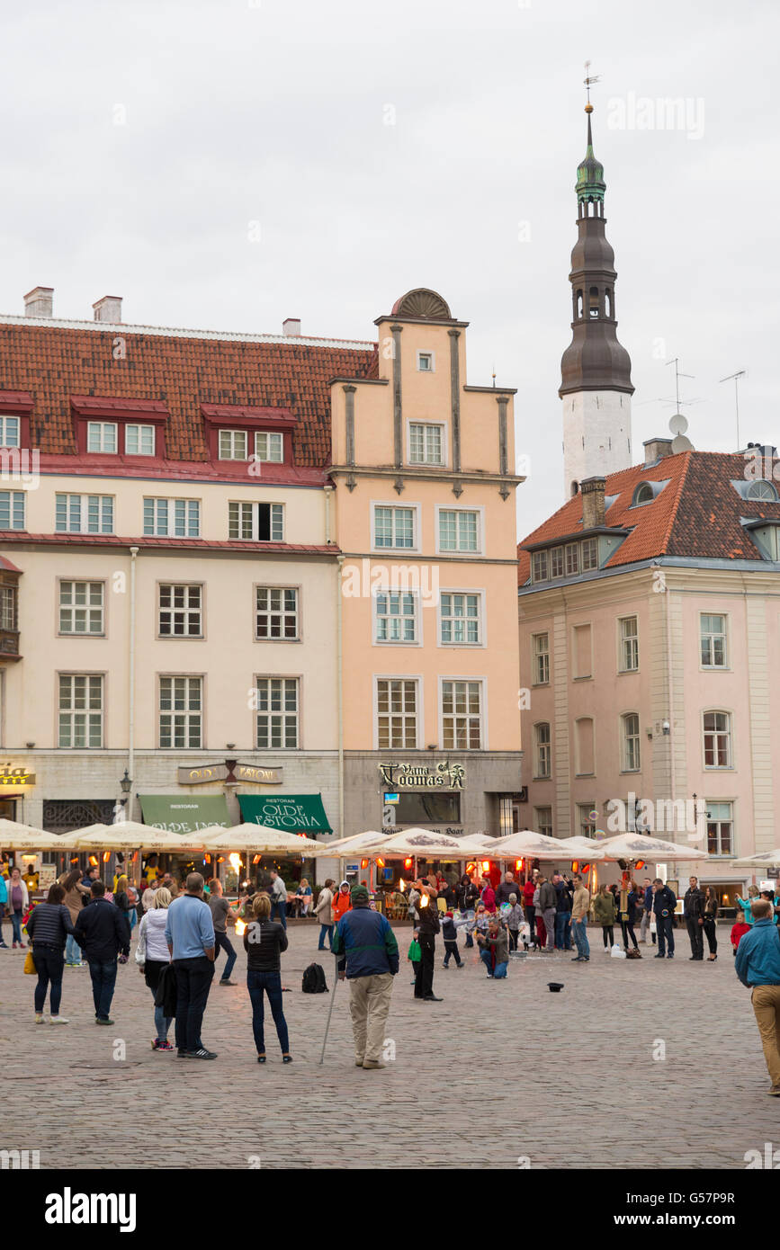 TALLINN, Estonie- 11 juin 2016 : des personnes non identifiées, à Tallinn l'hôtel de ville et la place Raekoja dans le minuit, Tallinn, Estonie Banque D'Images