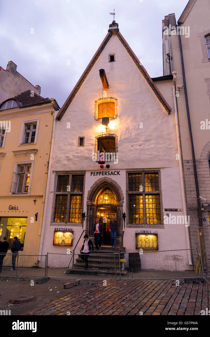 TALLINN, Estonie- 11 juin 2016 : profitez des personnes non identifiées, les rues du centre historique de Tallinn pendant les nuits blanches Banque D'Images