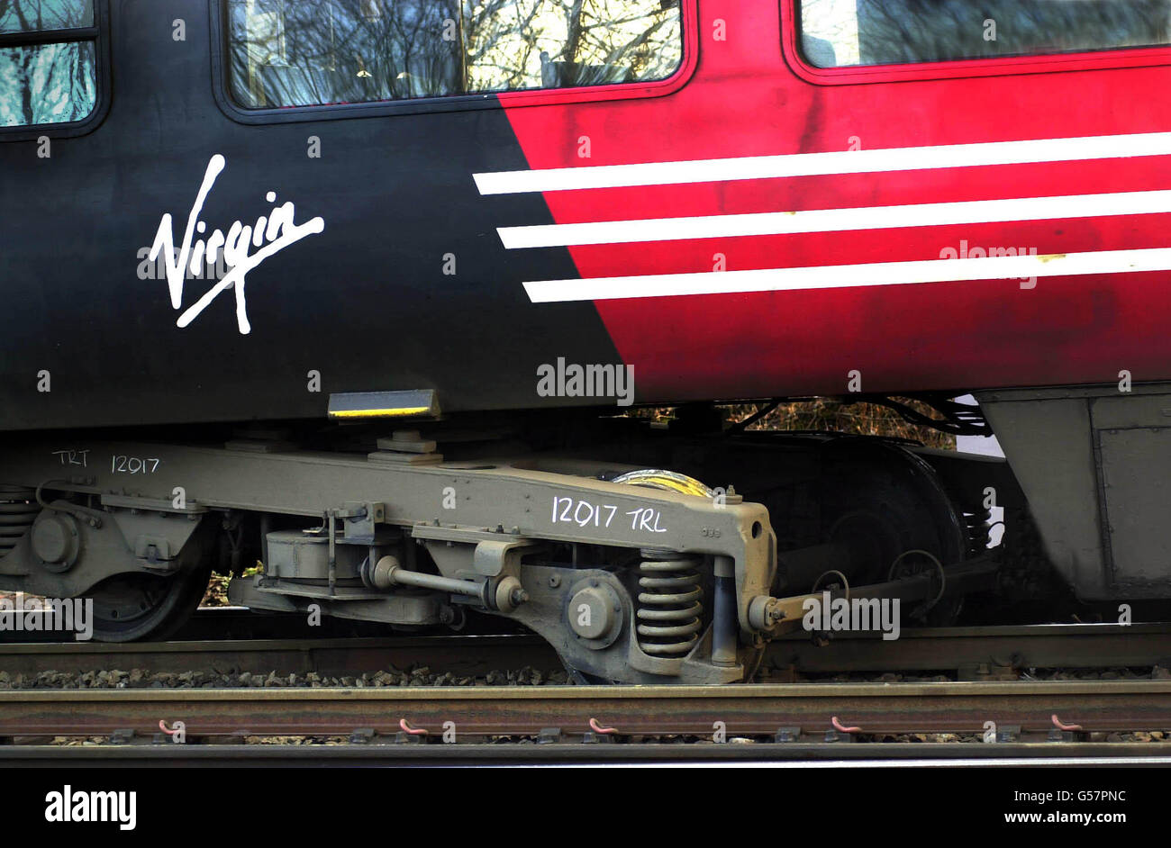 La scène à Mossend South Junction, à 11 kilomètres au sud de Glasgow, où un service de Virgin de Euston à Glasgow Central a été déraillé hier soir. *la police des transports recueille des preuves alors qu'un conseiller gouvernemental a prétendu que des vandales auraient pu être responsables de l'accident. Quatre personnes ont été blessées après que le moteur et les trois chariots avant ont été démis de la voie. Banque D'Images