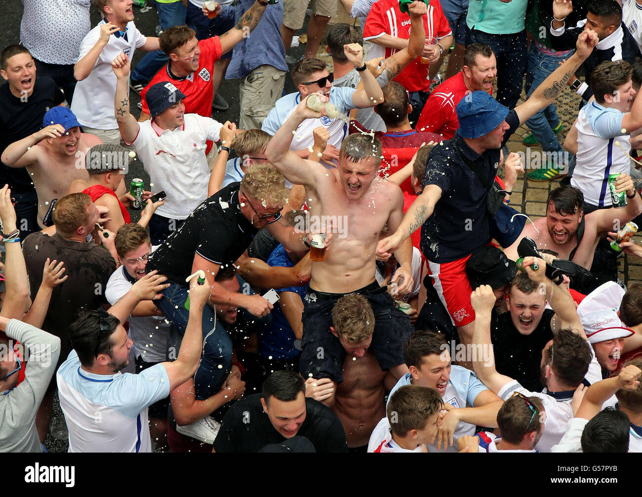 Des fans de l'Angleterre à la Place Jean Jaures, Saint-Etienne, l'avant de l'équipe Euro 2016 match contre la Slovaquie dans la ville ce soir. Banque D'Images
