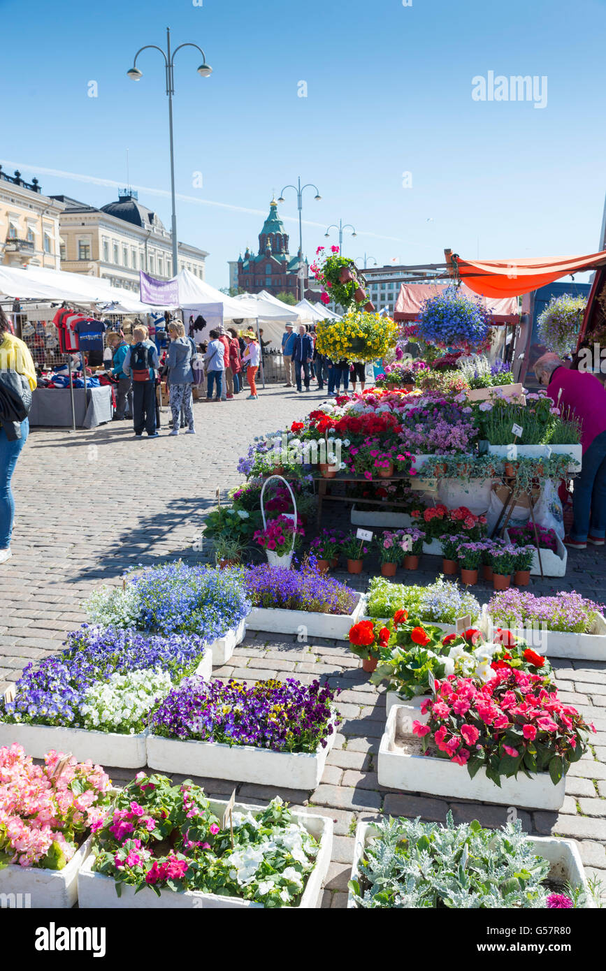 HELSINKI, FINLANDE - le 14 juin 2016 : les gens sur la place du marché près de Golfe de Finlande dans le centre de Helsinki. Banque D'Images
