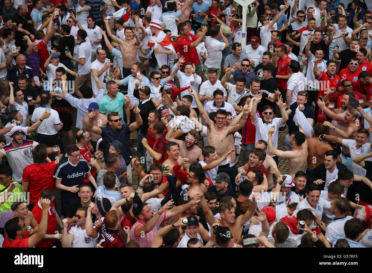 Angleterre fans chantent en place Jean Jaurès, Saint-Etienne, l'avant de l'équipe Euro 2016 match contre la Slovaquie dans la ville ce soir. Banque D'Images