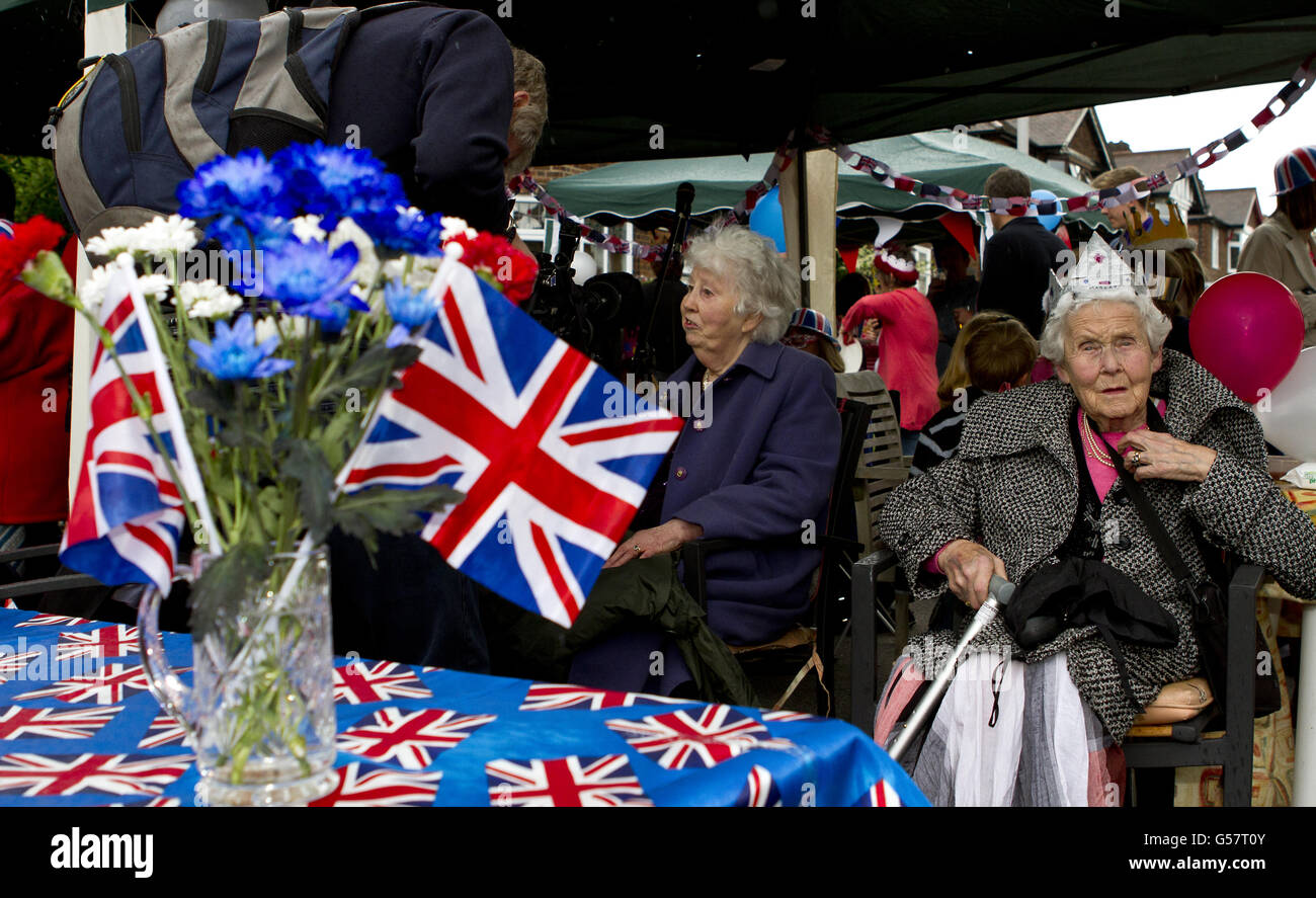 Le résident local Jean Stevenson (au centre) est interviewé par la télévision et la radio locales après avoir chanté l'hymne national sur Cambridge Road à West Bridgford pour commémorer le Jubilé de diamant de la reine Elizabeth II. Banque D'Images