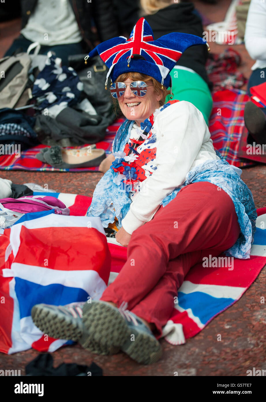 Des foules de spectateurs attendent le début du concert du Jubilé de diamant au Palais de Buckingham, dans le centre de Londres. Banque D'Images