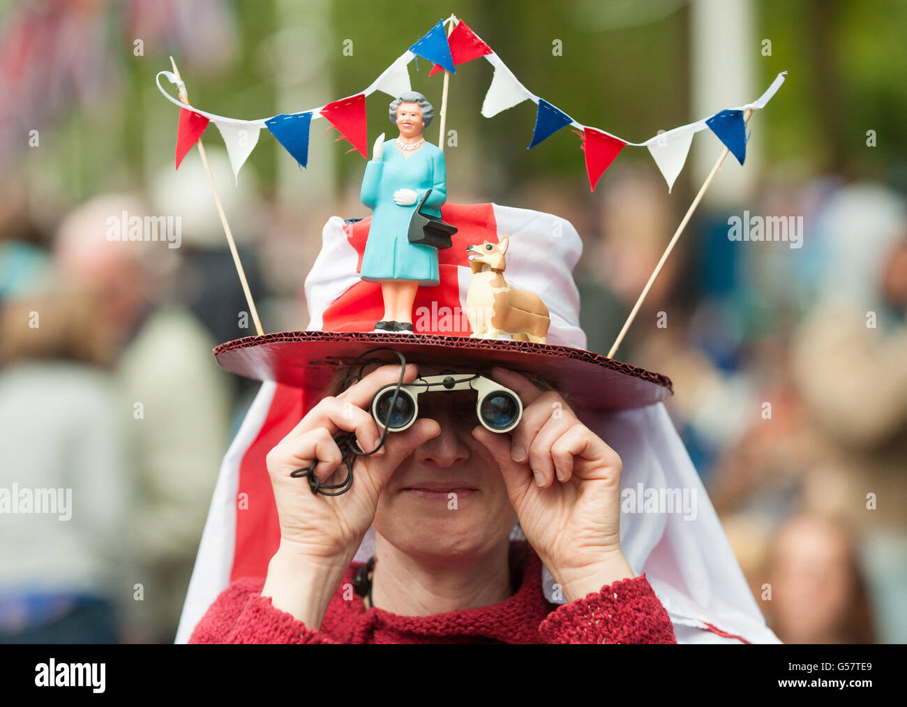 Une femme vêtue d'un chapeau habillé avec la reine Elizabeth II et un corgi  attend le début du concert du jubilé de diamant à Buckingham Palace, dans  le centre de Londres Photo