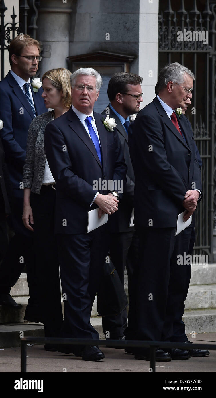 Michael Fallon (centre) quitte St Margaret's Church, à Londres, après un service de prière et de souvenir pour commémorer Jo Cox MP. Banque D'Images