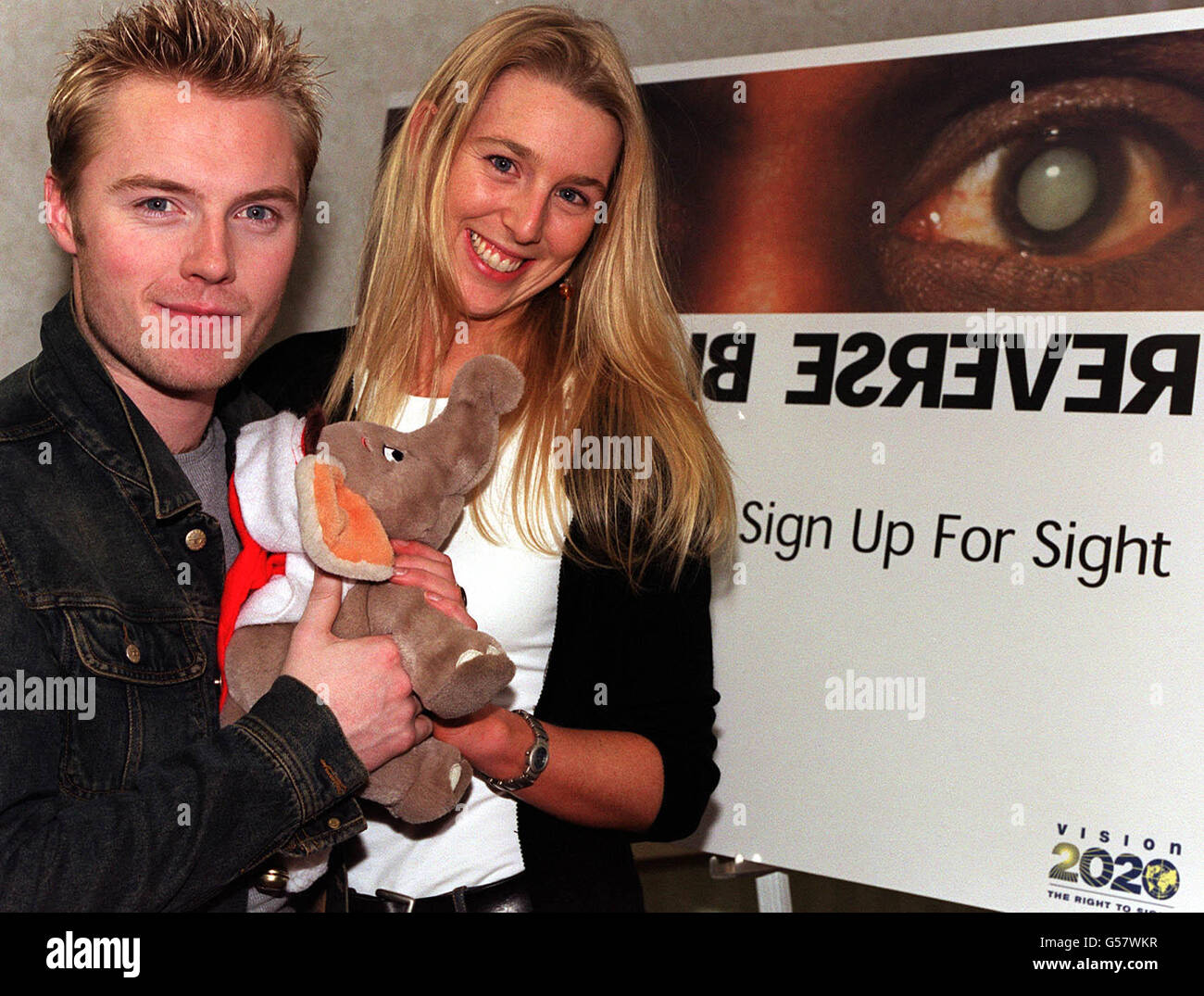 Le chanteur irlandais Ronan Keating fait une pause à BBC Elstree pendant le tournage de Top of the POPS pour montrer son soutien à Caroline Casey, 28 ans, une femme aveugle qui prévoit traverser l'Inde à dos d'éléphant pour recueillir des fonds pour Sight Savers International. Banque D'Images