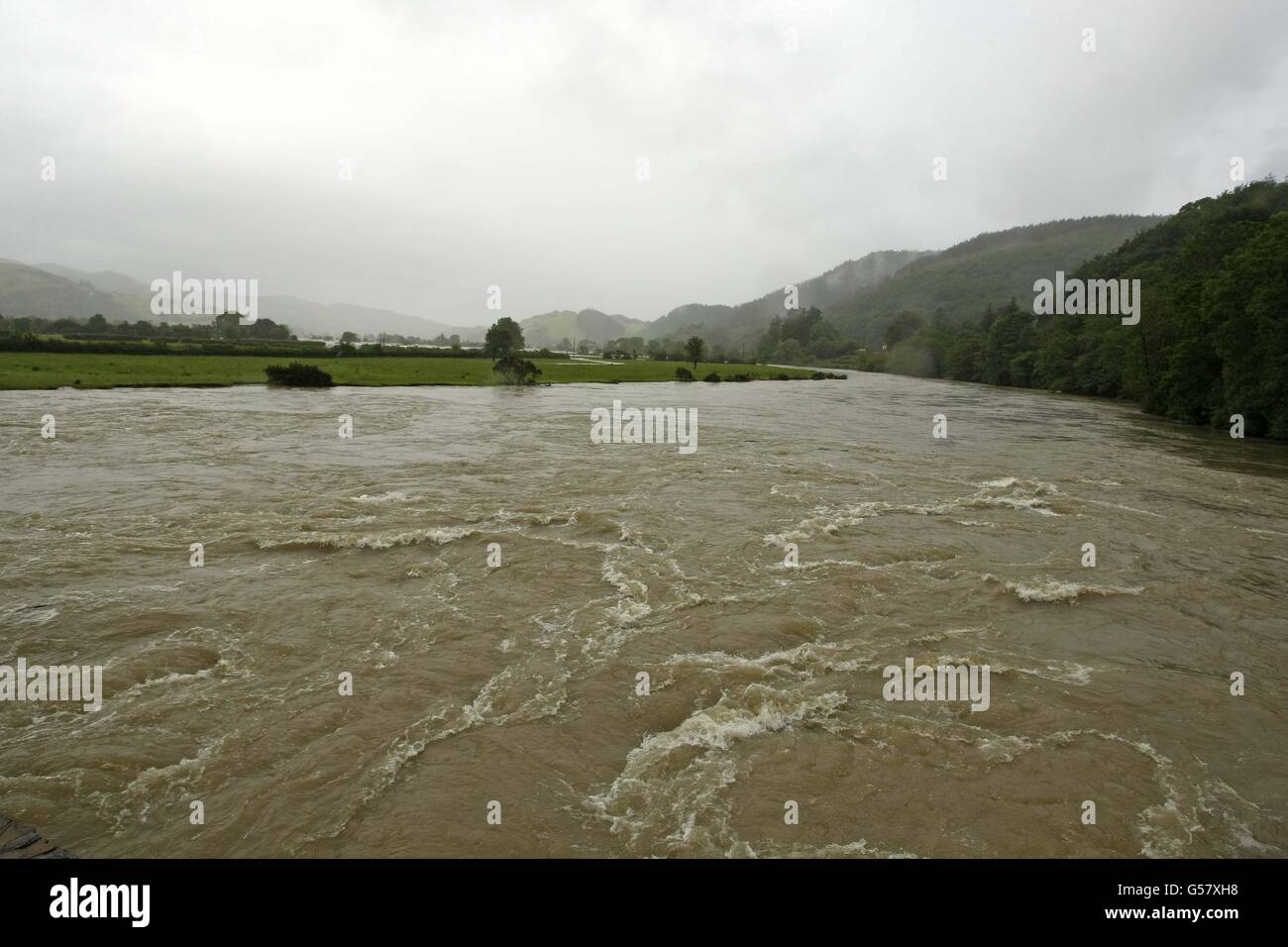 Une rivière gonflée à Machynlleth à Powys, au pays de Galles. Banque D'Images