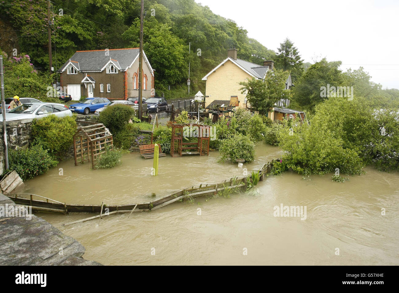 Les jardins inondés de propriétés résidentielles à Machynlleth à Powys, pays de Galles, après de graves inondations ont frappé l'ouest du pays de Galles. Banque D'Images