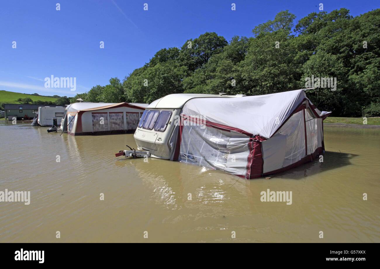 La scène au Riverside Caravan Park à Llandre, au pays de Galles, après que des eaux gonflées ont franchi les rives de la rivière Lery. Banque D'Images