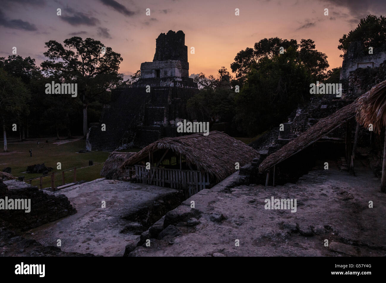 Le crépuscule s'installe sur le temple des Masques, temple 2, dans le grand plaza de Tikal, guatemala, vue de l'acropole nord Banque D'Images