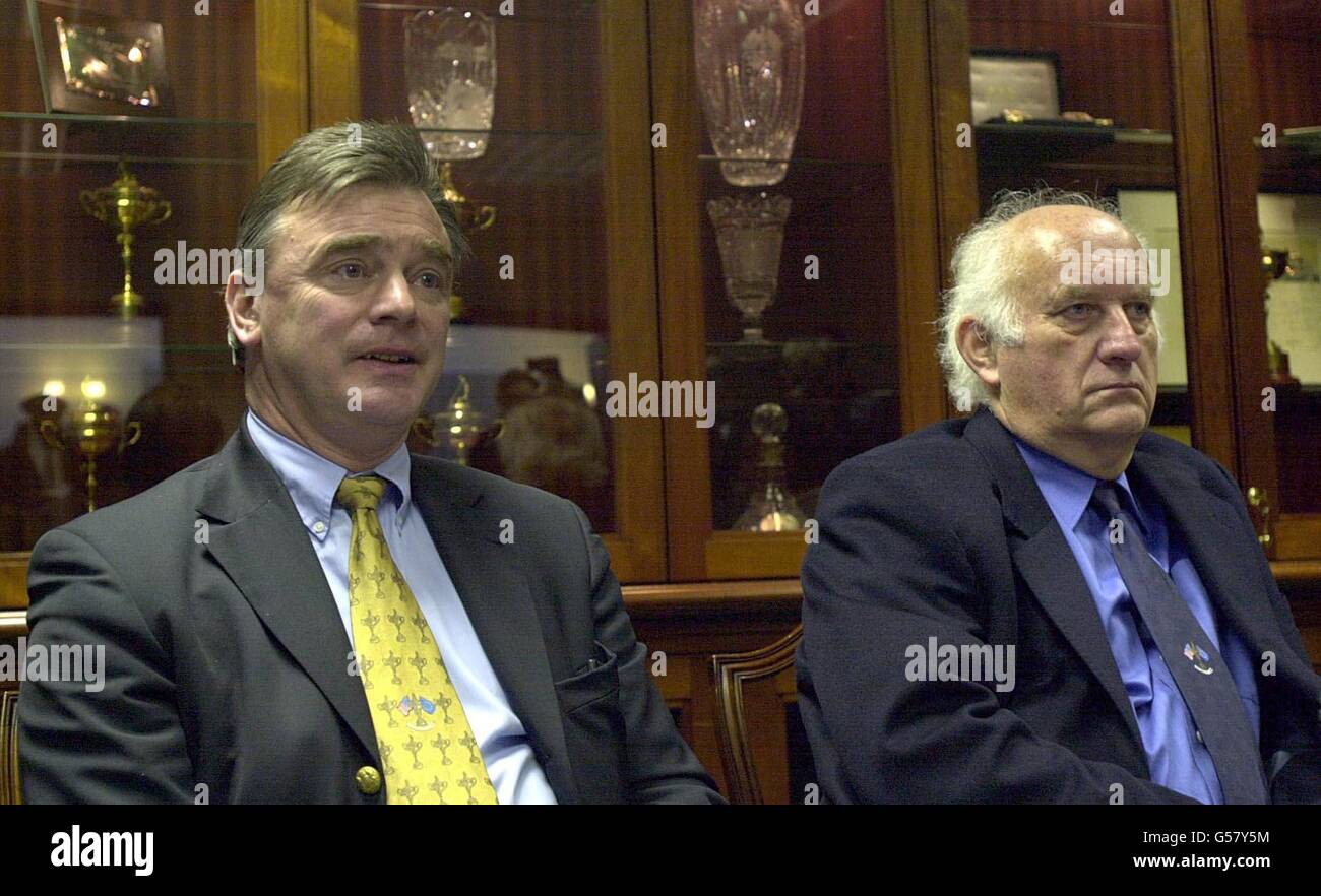 Ken Schofield (L), directeur exécutif du PGA European Tour et Neil Coles, président du conseil d'administration, lors d'une conférence de presse dans la salle du conseil d'administration de leur siège social à Wentworth, après une assemblée générale extraordinaire du PGA Tour européen.* la bande des quatre' Nick Faldo, José Maria Olazabal, Seve Ballesteros et Bernhard Langer, avaient appelé à la réunion insistant sur le besoin d'examiner les revenus et les dépenses de ce qui est maintenant une entreprise de plusieurs millions de livres. Banque D'Images