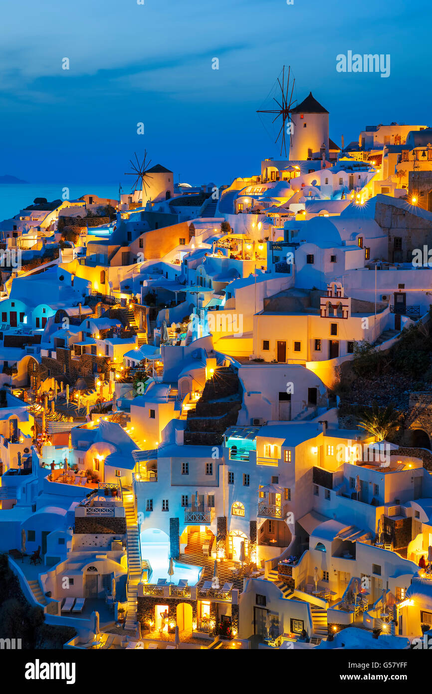 lumi-res-de-la-nuit-le-village-d-oia-santorin-gr-ce-photo-stock-alamy
