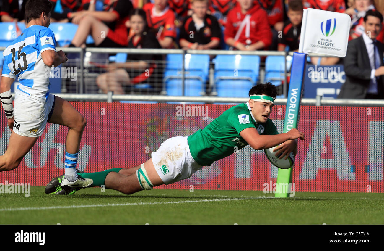 L'Irlande les scores Max Deegan leur deuxième essayez en moins de 20 ans, la Coupe du Monde de Rugby match de demi-finale au stade de l'Académie de la ville, Manchester. Banque D'Images