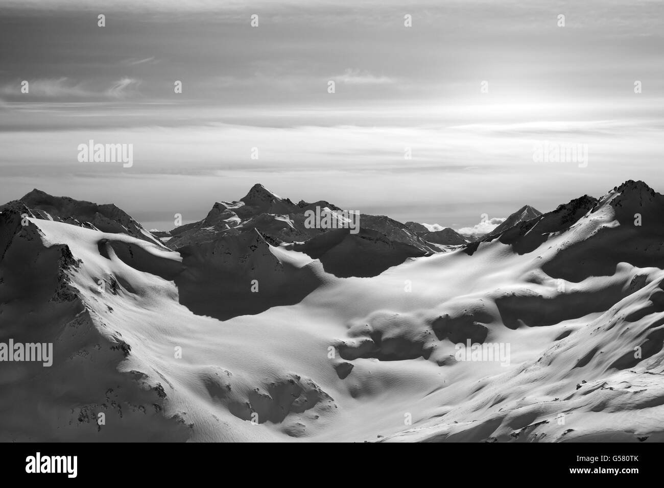 Le noir et blanc des montagnes enneigées en soirée. Montagnes du Caucase. Vue depuis le mont Elbrouz. Banque D'Images Le noir et blanc des montagnes enneigées en soirée. Montagnes du Caucase. Vue depuis le mont Elbrouz. Banque D'Images
