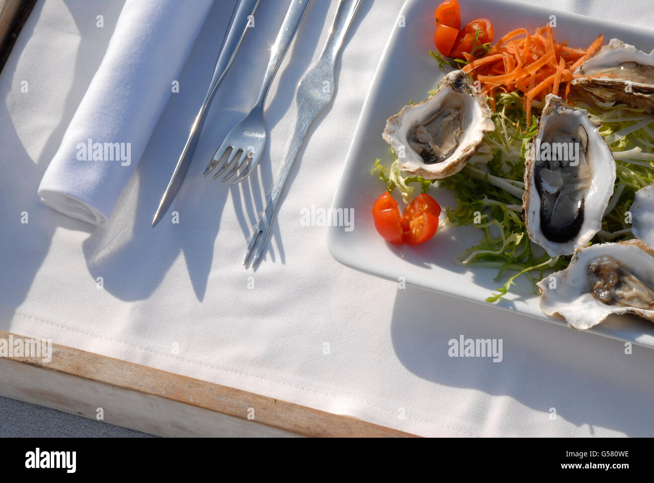 Plateau avec les huîtres et un jus de fruit sur un lit dans la Blue Marlin beach restaurant, Ibiza, Espagne Banque D'Images