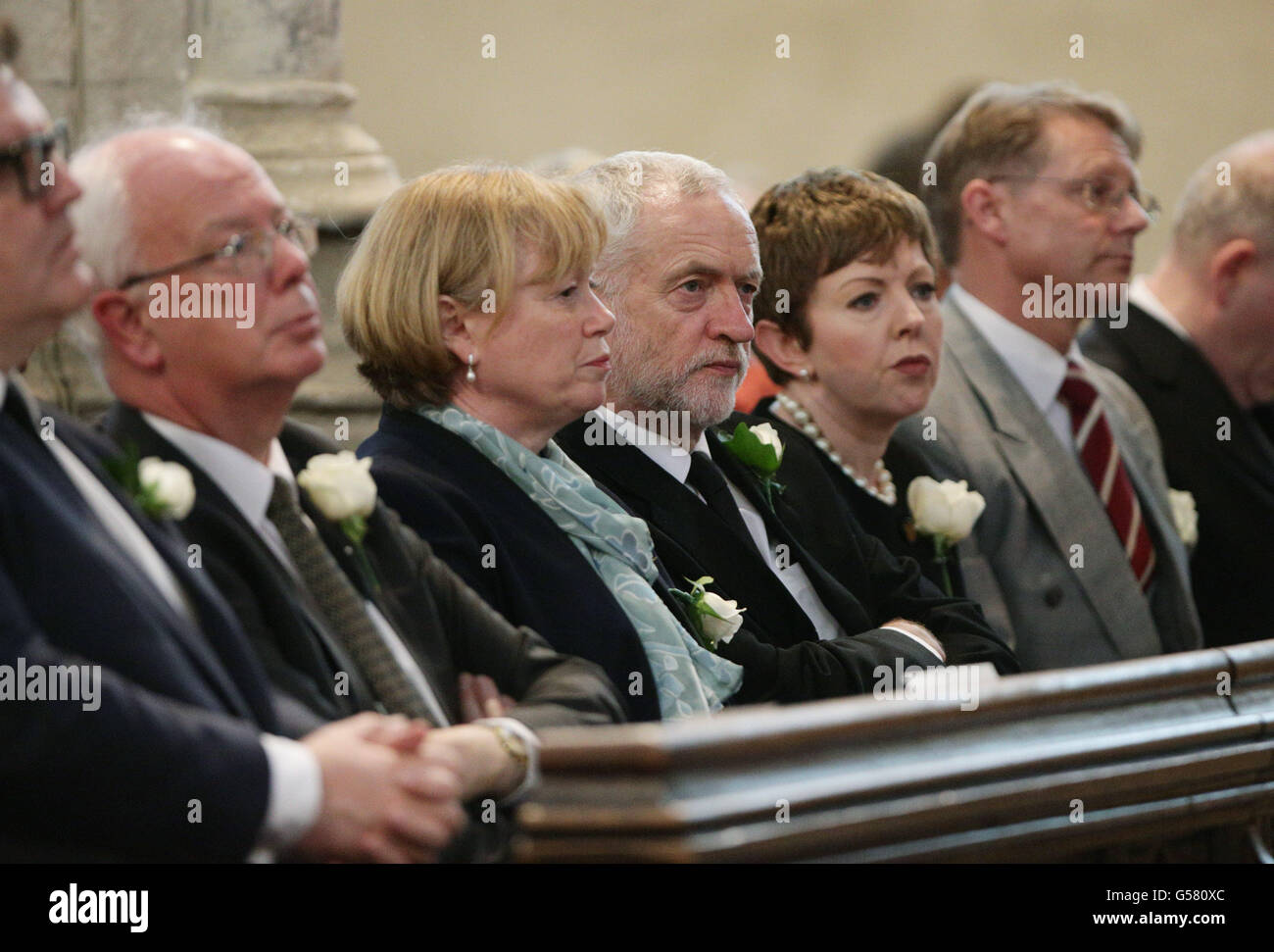 Leader du travail Jeremy Corbyn est flanqué par la baronne Angela Smith (centre gauche), et la Baronne Stowell de Beeston, qu'ils assistent à un service de prière et de souvenir pour commémorer Jo Cox MP à St Margaret's Church, à Londres. Banque D'Images