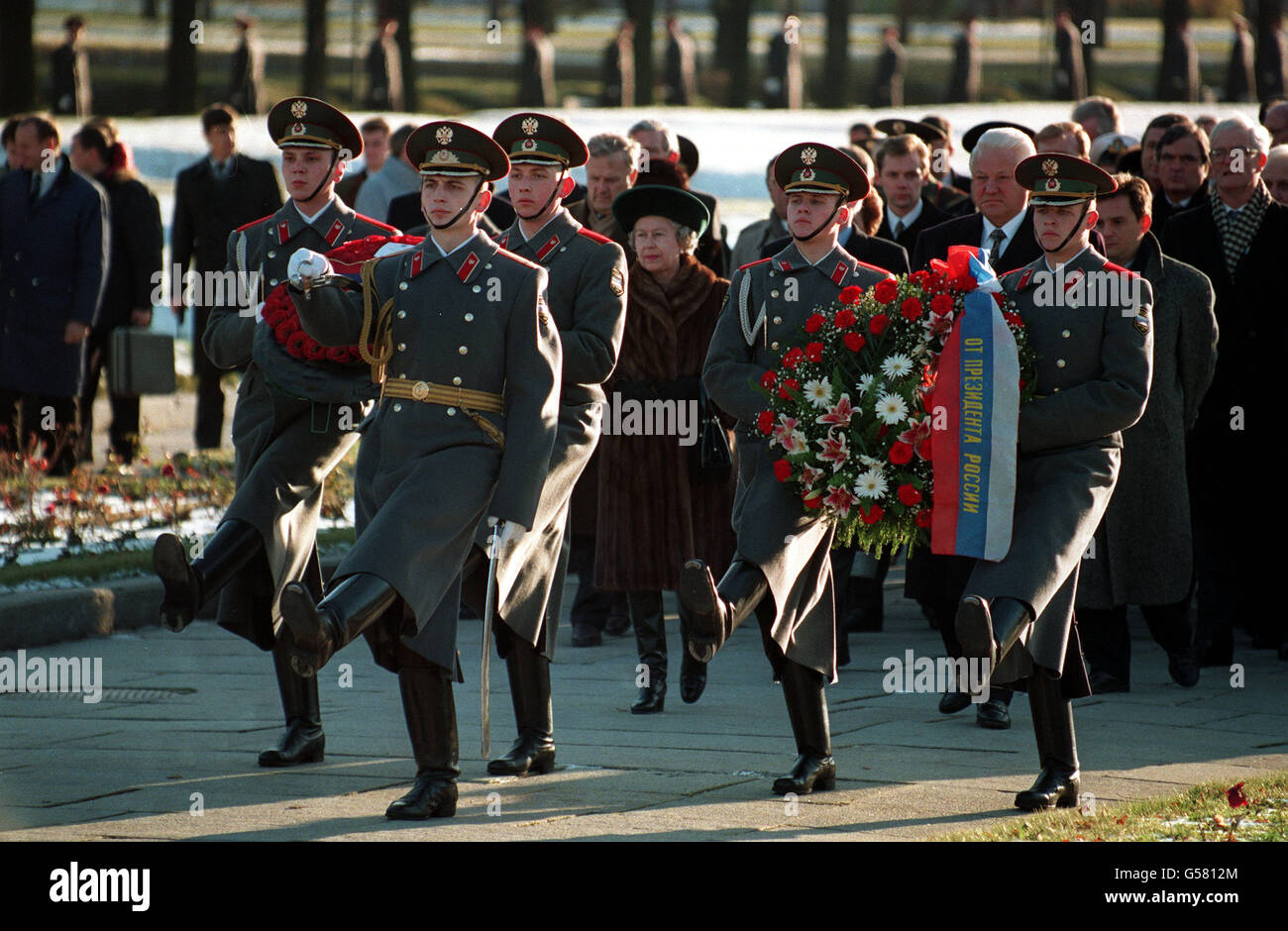 La reine Elizabeth et le président russe Boris Eltsine marchent derrière des soldats qui marchent à l'oie portant des couronnes au cimetière de Piskarevskoye à Saint-Pétersbourg (anciennement Leningrad) où sont enterrées les victimes du siège de 900 jours de la ville par l'armée allemande. Banque D'Images