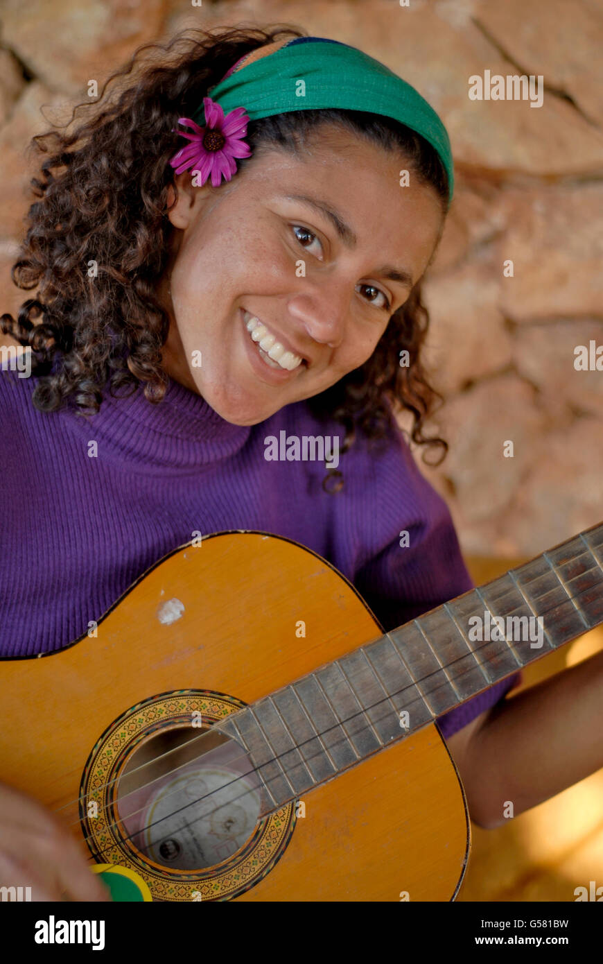 Belle jeune femme brésilienne joue de la guitare à l'Greenheart La Casita  Verde, Ibiza Photo Stock - Alamy
