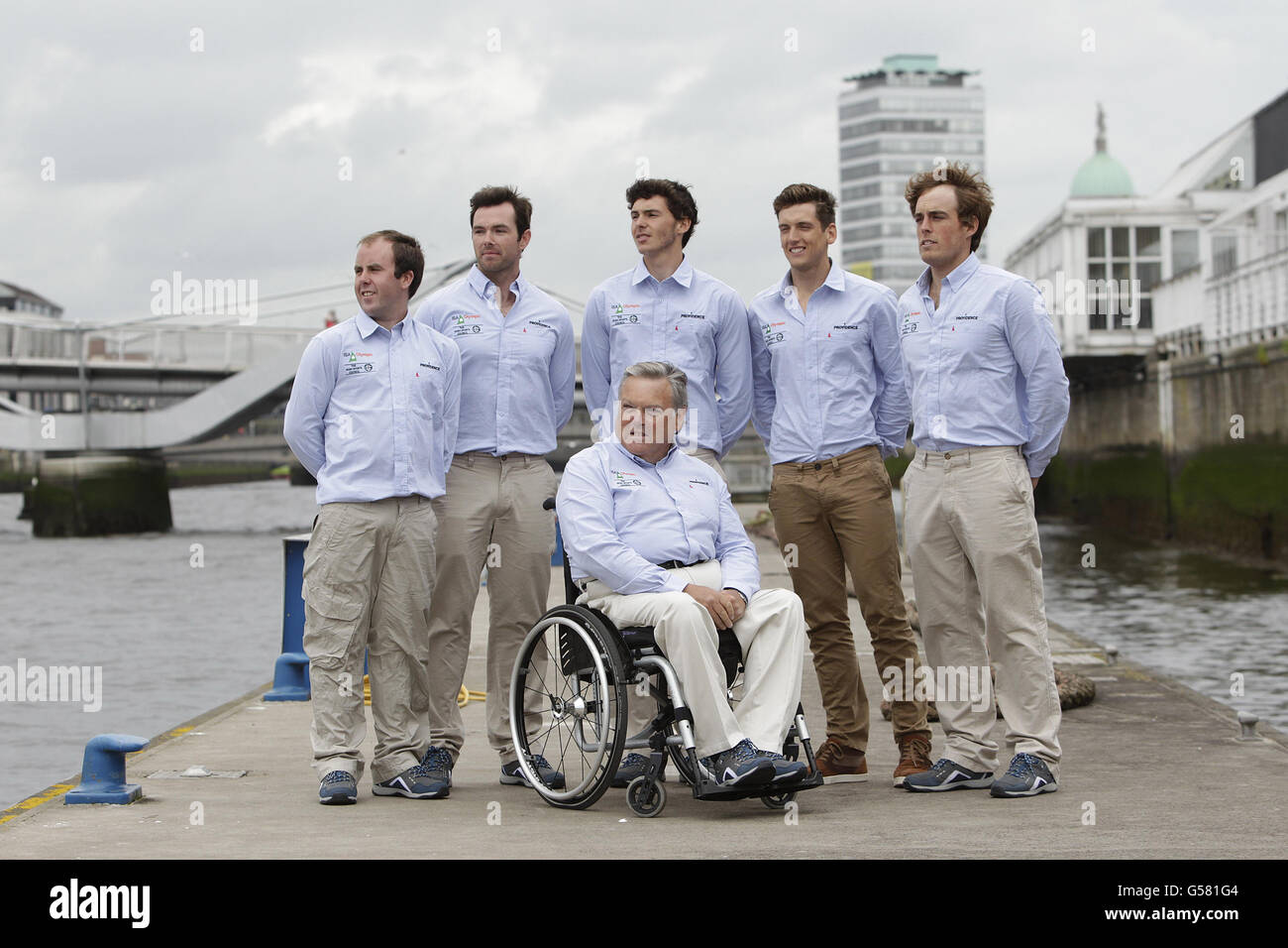 Marins irlandais (rangée arrière, de gauche à droite) Ian Costello, classe paralympique de sonar, Matt McGovern, classe 49er, Scott Flanigan, 470 Class, Ryan Seaton, 49er Class, et James Espey, laser Class et (avant) John Twomey, paralympique Sonar Class, après une conférence de presse avant les Jeux Olympiques de Londres. Banque D'Images