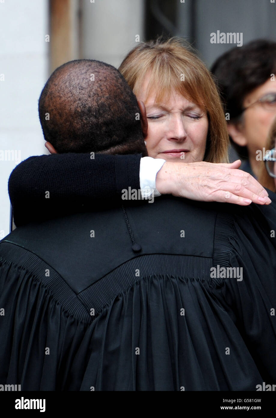 Harriet Harman, MP du travail avec le Président, le révérend Aumônier du Hudson-Wilkin Rose, pendant qu'il part après un service de prière et de souvenir pour commémorer assassiné MP Jo Cox, à St Margaret's dans le centre de Londres. Banque D'Images