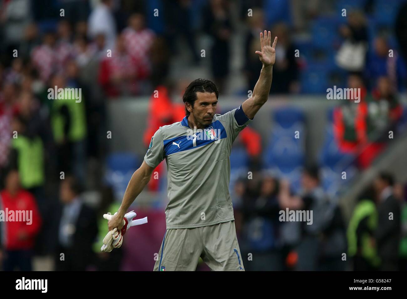 Football - UEFA Euro 2012 - Groupe C - Italie / Croatie - Stade Poznan.Le gardien de but italien Gianluigi Buffon reconnaît les fans après le coup de sifflet final. Banque D'Images