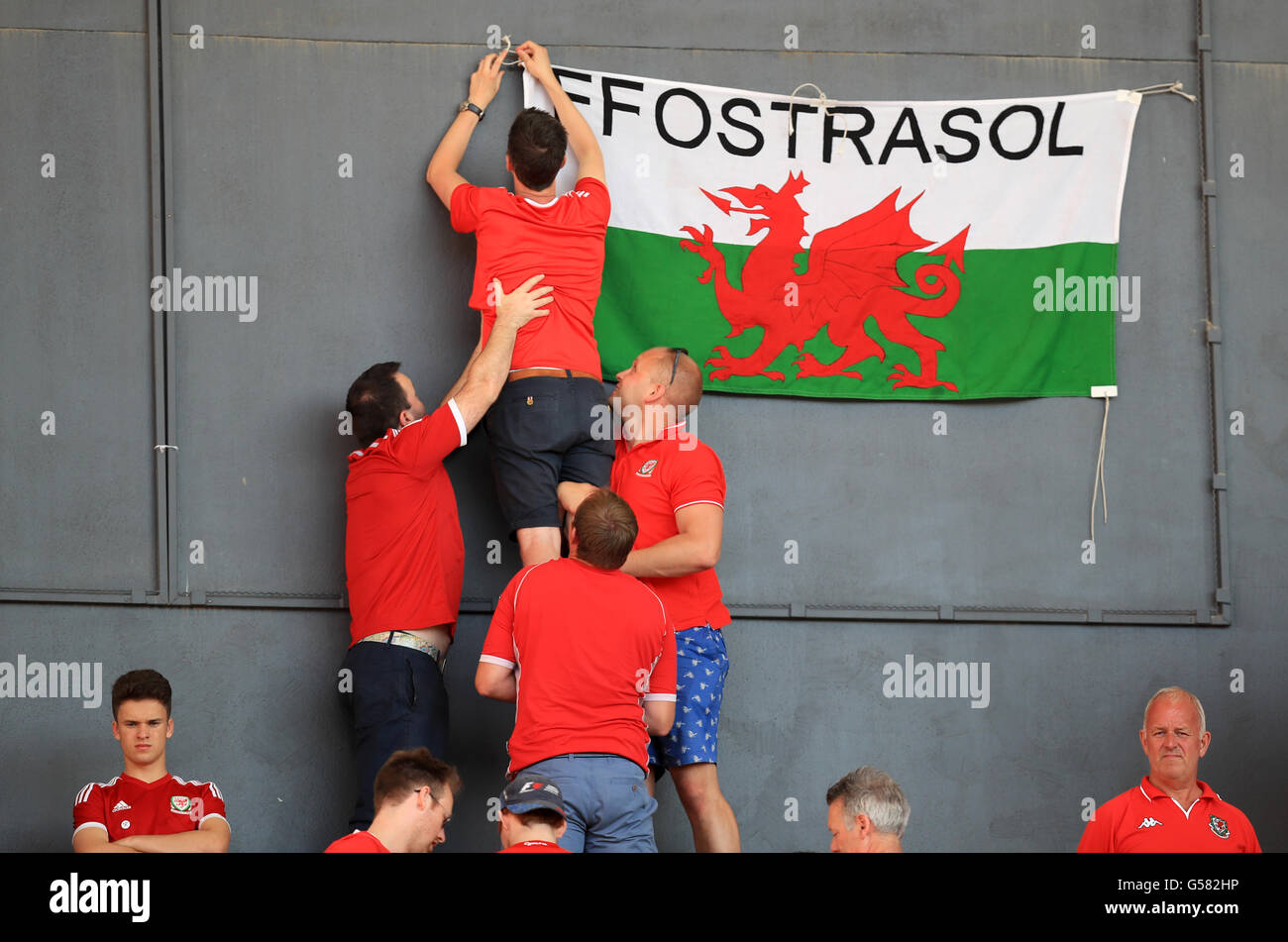 Pays de Galles fans attacher un drapeau gallois dans les stands avant l'UEFA Euro 2016, Groupe B match au Stade Municipal, Toulouse. Banque D'Images