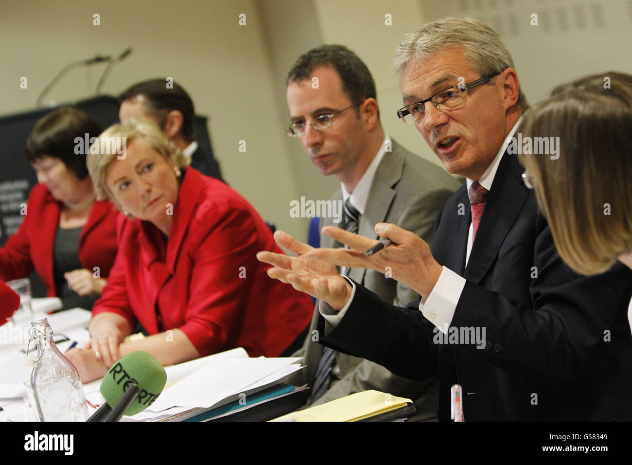 Gordon Jees Directeur national des Services à l'enfance et à la famille (2e à droite) fait un point observé par la ministre des Affaires à l'enfance et à la jeunesse, Frances Fitzgerald (à gauche), lors de la conférence de presse tenue par le Groupe indépendant d'examen des décès d'enfants sur leur rapport de 2000-2010 sur leurs conclusions à la Bibliothèque nationale d'Irlande, Dublin. Banque D'Images