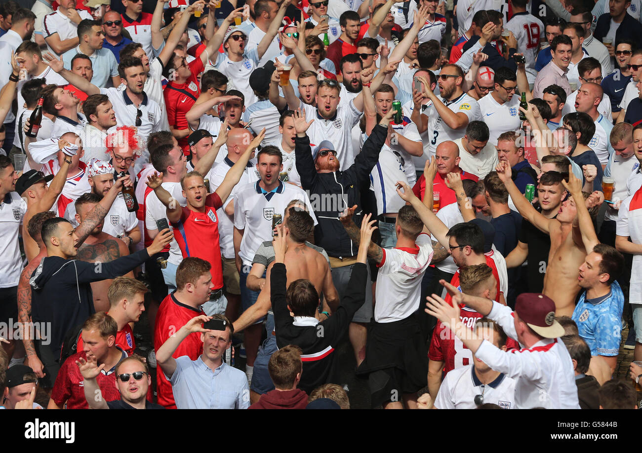 Des fans de l'Angleterre à la Place Jean Jaures, Saint-Etienne, l'avant de l'équipe Euro 2016 match contre la Slovaquie dans la ville ce soir. Banque D'Images