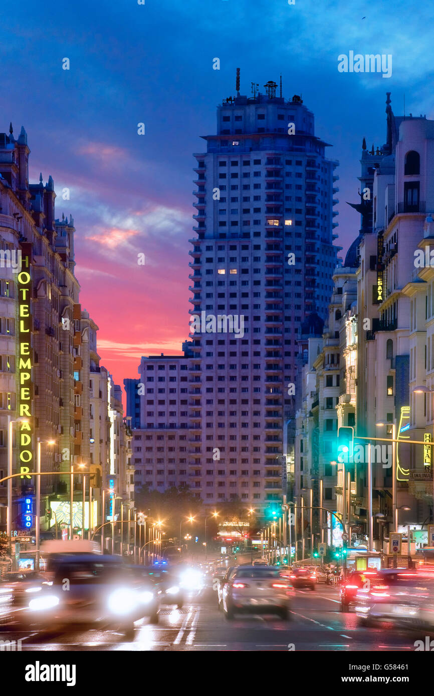 La Gran Via à Madrid au crépuscule Banque D'Images