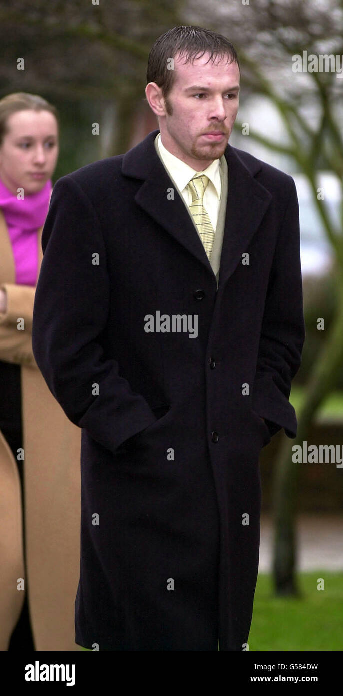 Mark Oliver arrive à la cour de la Couronne d'Isleworth. Le collectionneur de déchets a été reconnu coupable de manipuler les vêtements et articles personnels volés de Posh Spice Victoria Beckham. *... le jury du tribunal de l'ouest de Londres a pris une heure pour trouver Oliver, 20, coupable de deux chefs d'accusation de manipulation des marchandises, qui comprenait une serrure des cheveux de bébé Brooklyn et des messages d'amour de son mari de footballeur superstar David Beckham. La sentence a été ajournée pour des rapports et Oliver a été remis sous caution à la condition qu'il reste chez lui à Stanwell Village, dans l'ouest de Londres. Banque D'Images